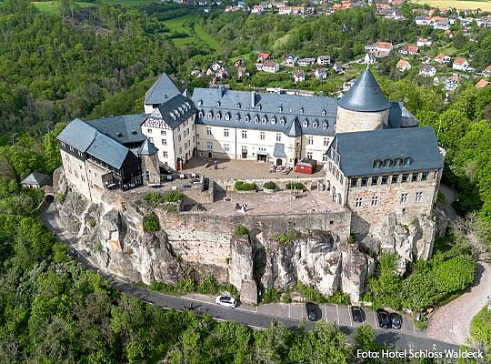 Lassen Sie sich verzaubern beim Krimidinner Waldeck im Hotel Schloss Waldeck Ansicht des Schlosses Waldeck von oben