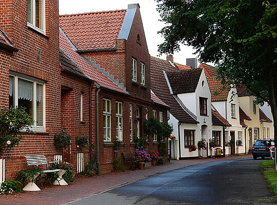 Straße mit Häusern und Bäumen in Bargteheide