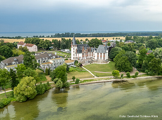 schönes Luftbild aus Seerichtung des Seehotels