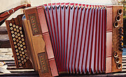 Theater Dinner Company aus Holz mit roten Details