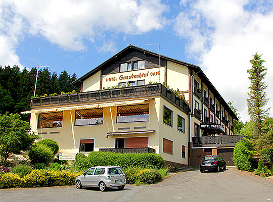 Hotel Gassbachtal von außen mittem im Grünen mit schöner Sonnenterrasse beim Krimidinner Odenwald