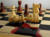 Ein roter Blutfleck läuft von einer weißen Schachfigur über ein Schachbrett 