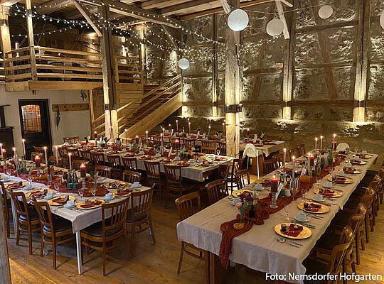 Schön gedeckte Tische im Nemsdorfer Hofgarten