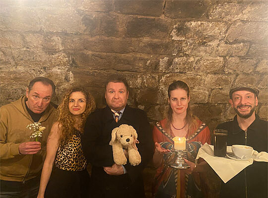 gemischte Theatergruppe in Gewölbekeller