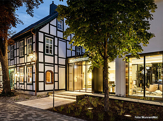 schön beleuchtetes Fachwerkhaus in abendlicher Stimmung