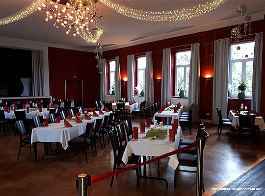 Krimidinner Mülsen Mit stimmungsvoller Deckenbeleuchtung und schöner Tischdekoration, ist alles bereit für das Krimidinner im Gasthof Stangendorf