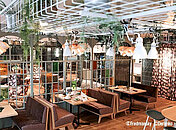 Ein toller Restaurant-Bereich gestaltet wie eine Oase mit Hilfe vieler Pflanzen und toller Sitzgelegenheinten
