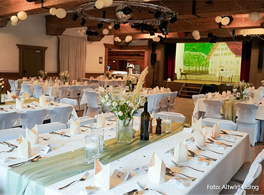 festlich gedeckter Saal in rustikalem Ambiente für das Krimidinner