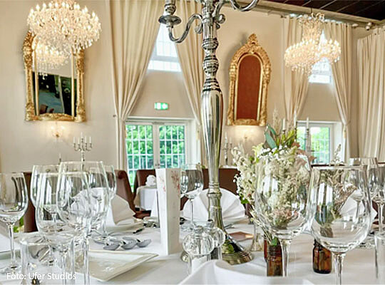 festlich gedeckter Tisch mit großem Kerzenständer für das Krimidinner