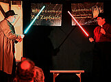 Zwei Schauspieler mit rotem und grünem Laserschwert kurz vor dem Kampf