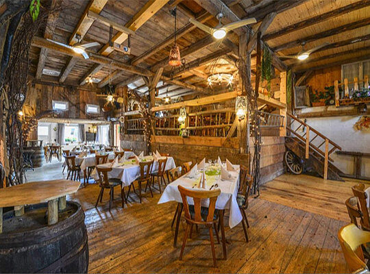 Rustikales Ambiente beim Krimidinner Geislingen Rustikaler Innenraum mit schöner Deko