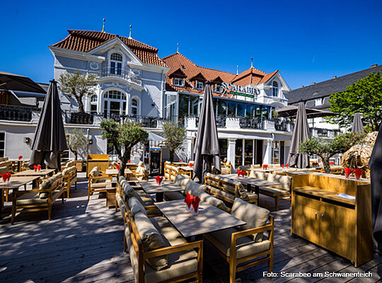 schöne Außenansicht mit gemütlicher Außengastronomie