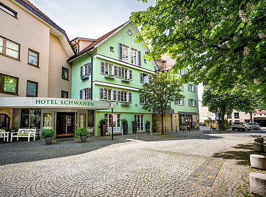 Einladend gestalteter Eingangsbereich des Hotelgebäudes bei bestem Wetter 
