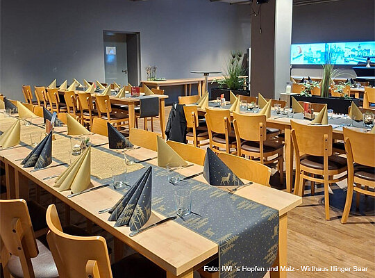 lange Holztische im Veranstaltungssaal