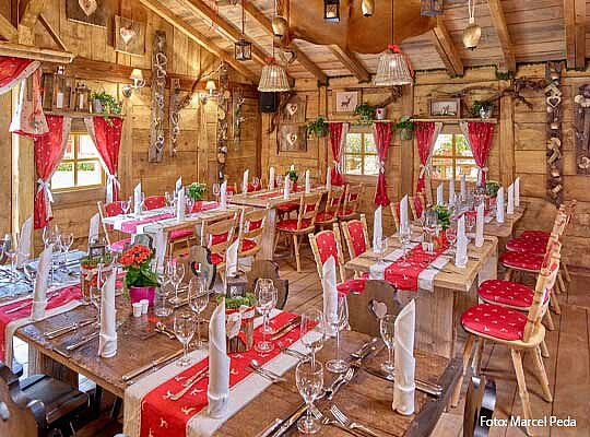 Krimidinner Bad Griesbach im urigen Ambiente des Gutshof Penning Hölzern gestalteter Raum mit gemütlichen Sitzmöglichkeiten