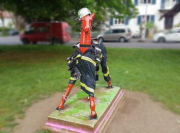 Rote Pferde-Statue mit Feuerwehrkleidung