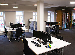 Abteilung EVE Connex auf der rechten Büroseite mit Raumtrennerschränken und Tischsitzgruppen