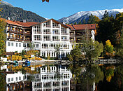 Blick vom Badersee auf das am Ufer gelegene Hotel Badersee beim Krimidinner Garmisch-Partenkirchen