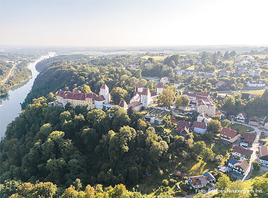 Luftbild des beeindruckenden Schlosses Neuburg am Inn