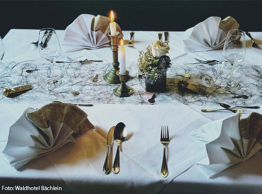 Schön gedeckter Tisch beim Krimidinner im Waldhotel Bächlein