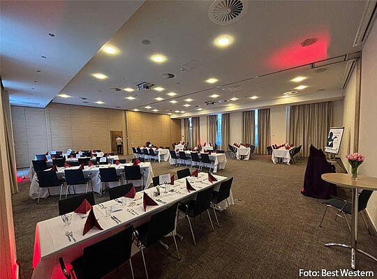 Innenansicht des Best Western Hotels in Frankfurkt mit gedeckten Tischen