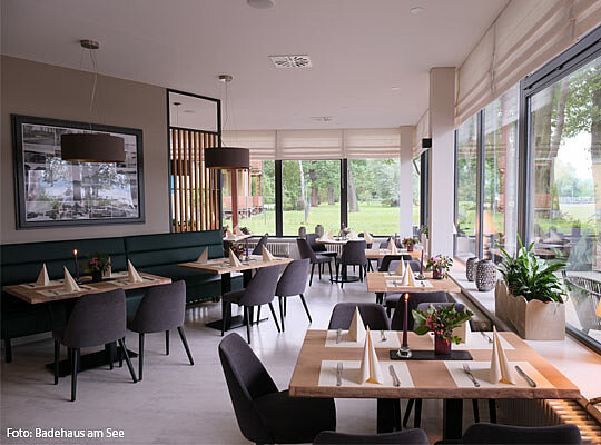 Schöner Innenraum im Badehaus am See.