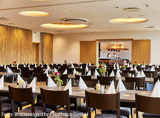 Innansicht der Brauereigasthofs Rothaus GmbH mit schön gedecktem Tisch