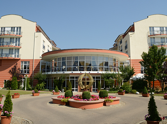 rustikal gemütlicher Gastraum in einer Holzhütte mit bayerischer Dekoration in der Krimidinner Location in Bad Gögging