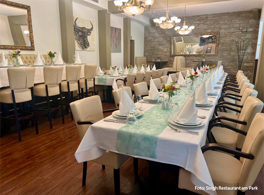 festlich gedeckter Gastraum im Singh Restaurant am Park