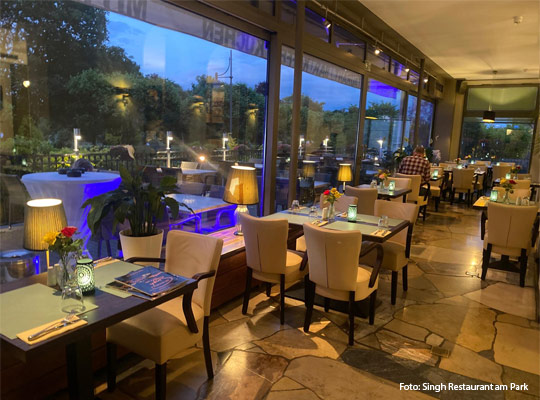 schön beleuchteter Gastraum im Singh Restaurant am Park