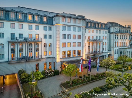 Prachtvolle Frontansicht des Steigenberger Hotels
