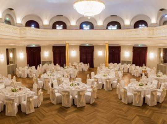 Großer Festsaal, mit Kronleuchter und hohen Decken - historischen Ambienten beim Krimidinner Bad Tölz