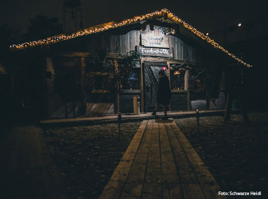 Außenansicht der Schwarzen Heidi bei Nacht