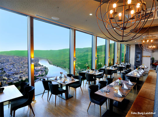 eleganter Saal mit großer Glasfront und Blick auf Fluss beim Krimidinner