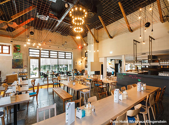 Ein modern eingerichtetes Restaurant 