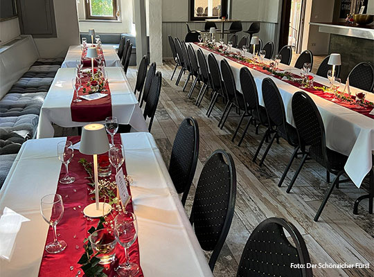 schön gedeckte Tafel im Veranstaltungsraum