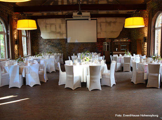 Elegant gedeckte, runde Tische im EventHouse