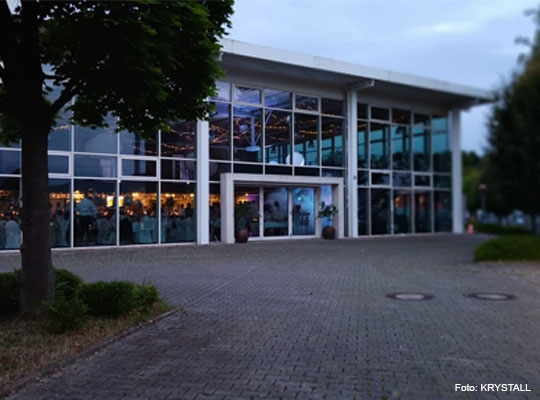 Außenansicht der Eventlocation mit Innenbeleuchtung