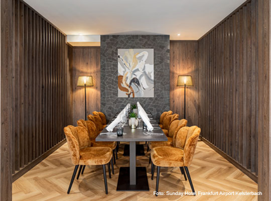 eleganter Veranstaltungsraum mit gedeckter Tafel