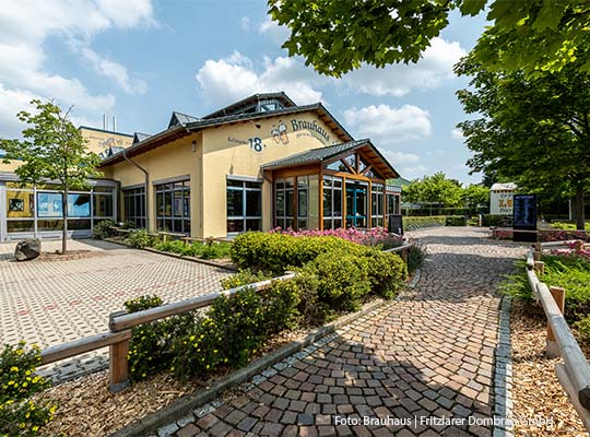 Außenansicht des Festhauses 