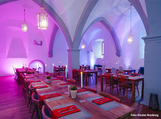 festlich gedeckte Tafel im Klostersaal