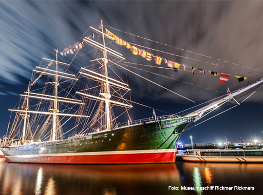 imposantes und beleuchtetes Museumsschiff 