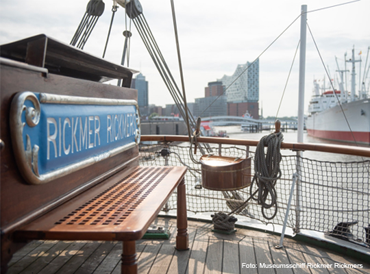 Namensschild auf dem Deck der Rickmer Rickmers