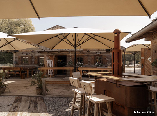 Außengastronomie mit rustikaler Bar
