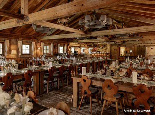 schön eingedeckte Tische in rustikalem Ambiente