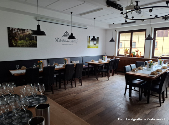 großzügiger Gastraum im Landgasthaus Kastanienhof
