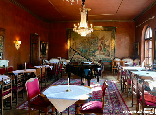 außergewöhnlicher und rustikaler Gastraum im Gasthaus Löwenthor