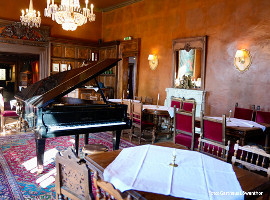 dunkler Holzflügel in rustikalem Gastraum im Gasthaus Löwenthor