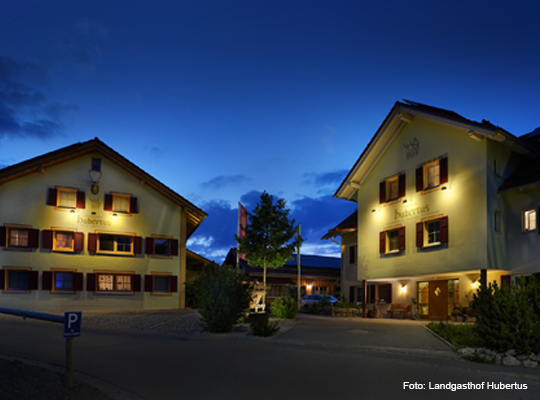 Außenansicht des beleuchteten Landgasthofs Hubertus