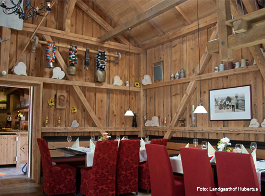 Innenansicht der rustikalen und modern dekorierten Holzwände 